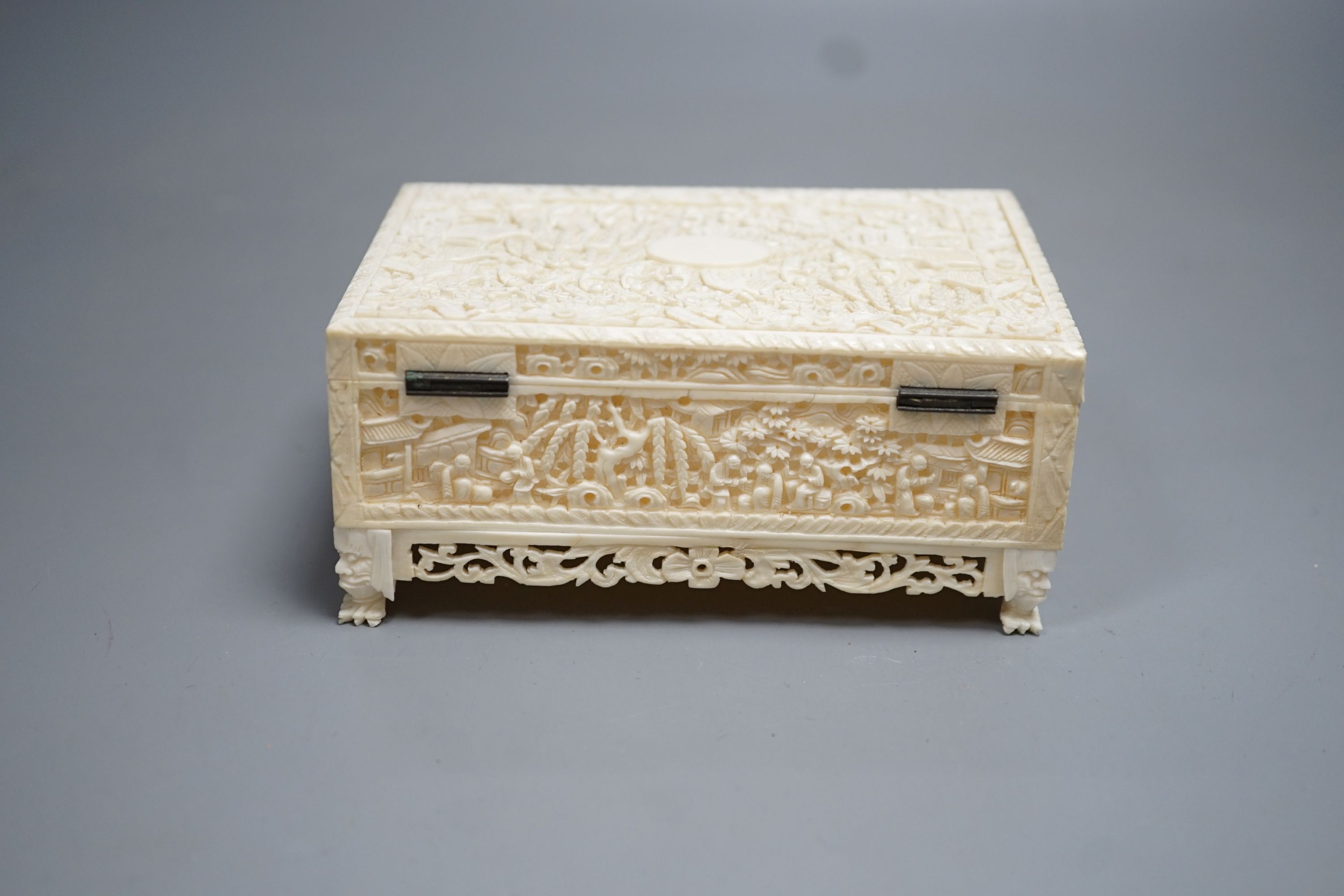 An early 20th century Cantonese carved ivory box, 12cm